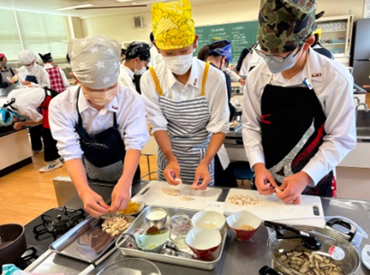 中学校技術・家庭科（家庭分野）における「郷土料理×防災食」授業（調理実習）を附属中学校と連携して実施しました